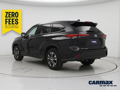 Black 2022 Toyota Highlander Hybrid XLE