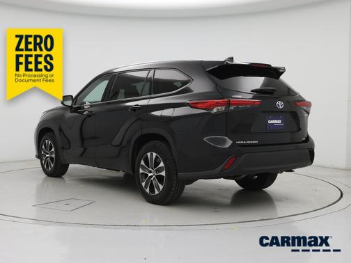 Black 2022 Toyota Highlander Hybrid XLE