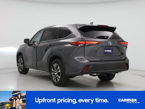Gray 2022 Toyota Highlander Hybrid XLE