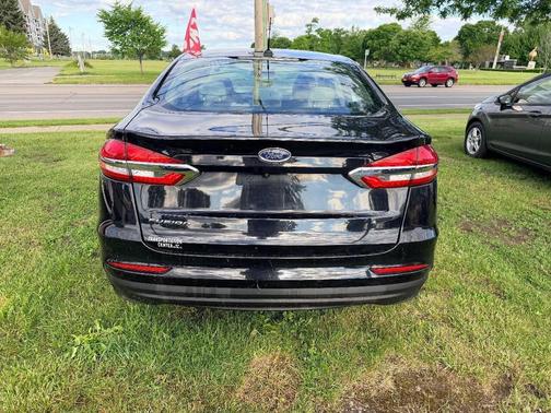 Black 2019 Ford Fusion SE