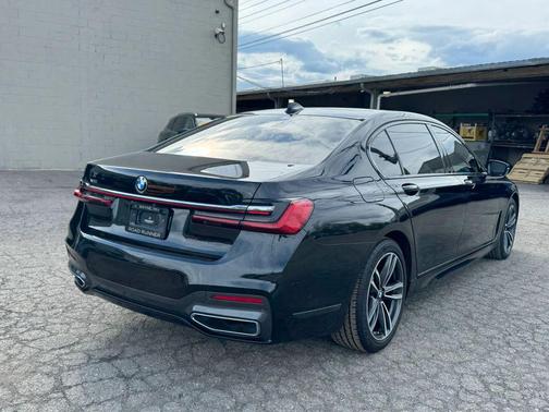 Black Sapphire Metallic 2021 BMW 740 xDrive