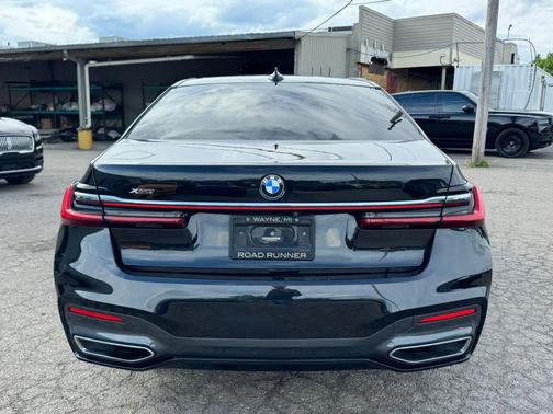 Black Sapphire Metallic 2021 BMW 740 xDrive