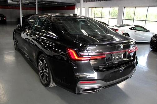 Black Sapphire Metallic 2021 BMW 740 xDrive