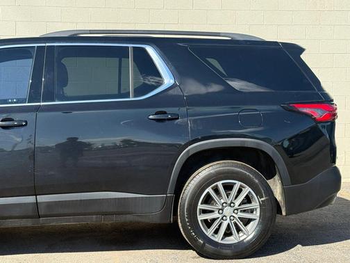 Mosaic Black Metallic 2023 Chevrolet Traverse LT Cloth