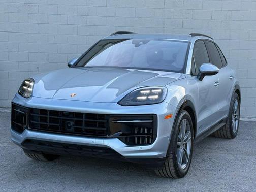 Dolomite Silver Metallic 2025 Porsche Cayenne GTS