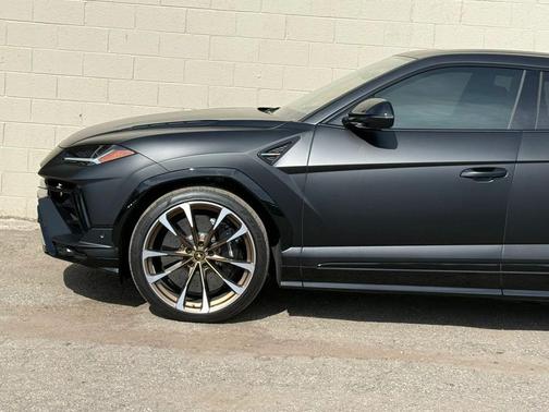 BLACK 2023 Lamborghini Urus S