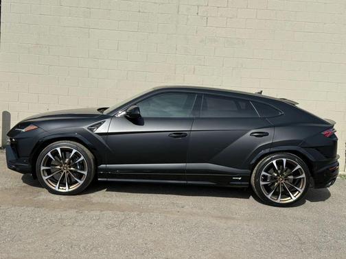 BLACK 2023 Lamborghini Urus S