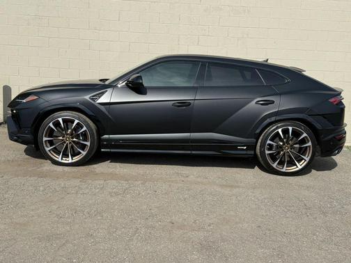 BLACK 2023 Lamborghini Urus S