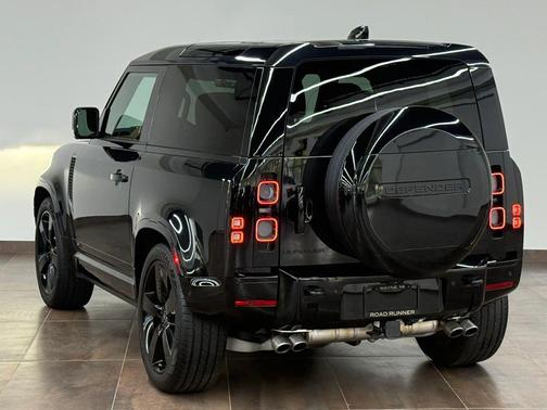 Santorini Black Metallic 2024 Land Rover Defender V8