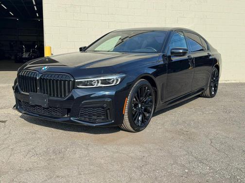 Carbon Black Metallic 2022 BMW 740 i
