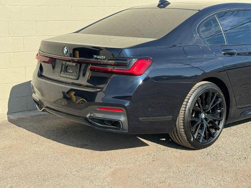 Carbon Black Metallic 2022 BMW 740 i
