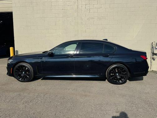 Carbon Black Metallic 2022 BMW 740 i
