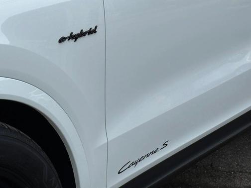 WHITE 2025 Porsche Cayenne Cayenne S E-Hybrid