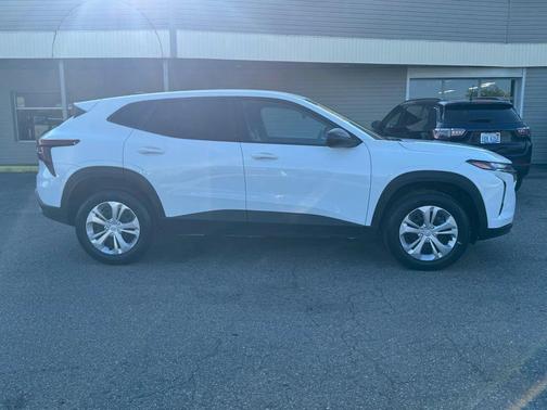 2025 Chevrolet Trax LS