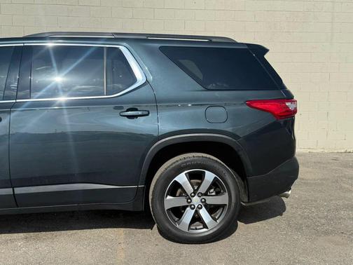 Graphite Metallic 2021 Chevrolet Traverse LT Leather