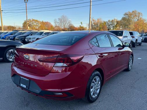 2019 Hyundai ELANTRA SE