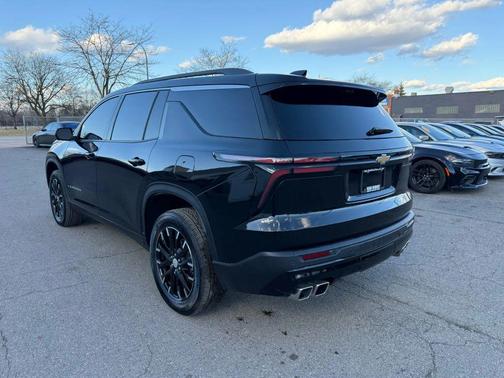 Mosaic Black Metallic 2026 Chevrolet Traverse LT