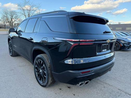 Mosaic Black Metallic 2026 Chevrolet Traverse LT
