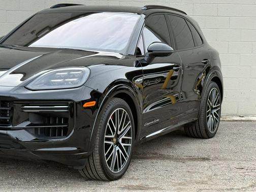 BLACK 2024 Porsche Cayenne Cayenne Turbo E-Hybrid