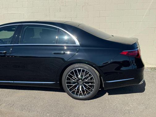 BLACK 2025 Mercedes-Benz S-Class 4MATIC