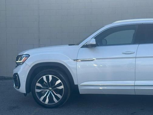 Opal White Pearl 2023 Volkswagen Atlas Cross Sport 3.6L V6 SEL Premium R-Line