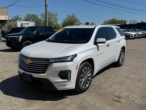Iridescent Pearl Tricoat 2023 Chevrolet Traverse Premier
