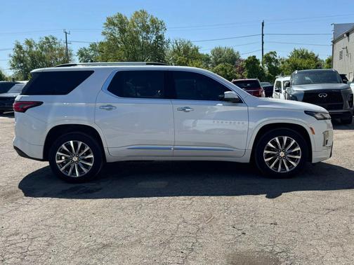 Iridescent Pearl Tricoat 2023 Chevrolet Traverse Premier