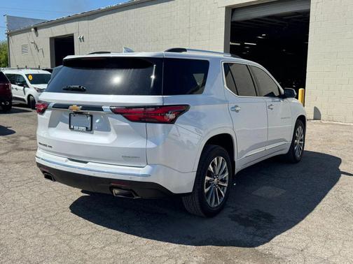 Iridescent Pearl Tricoat 2023 Chevrolet Traverse Premier