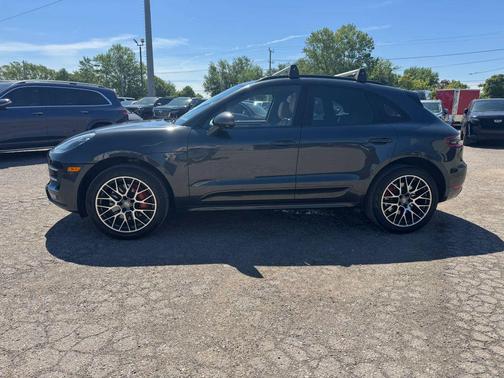 BLACK 2018 Porsche Macan Macan Turbo