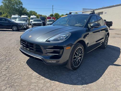 BLACK 2018 Porsche Macan Macan Turbo