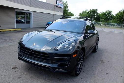 BLACK 2018 Porsche Macan Macan Turbo