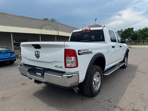 2022 RAM 3500 Tradesman Crew Cab 4x4 6'4' Box