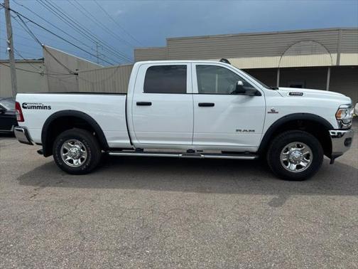 2022 RAM 3500 Tradesman Crew Cab 4x4 6'4' Box