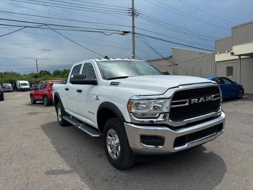 2022 RAM 3500 Tradesman Crew Cab 4x4 6'4' Box