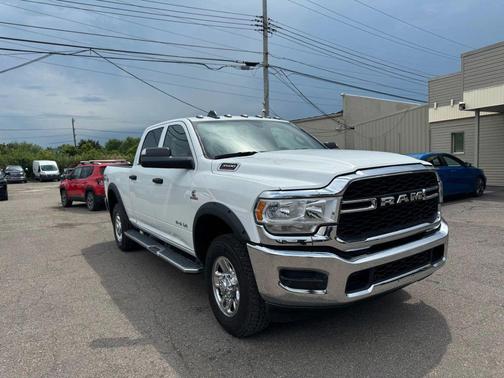 2022 RAM 3500 Tradesman Crew Cab 4x4 6'4' Box