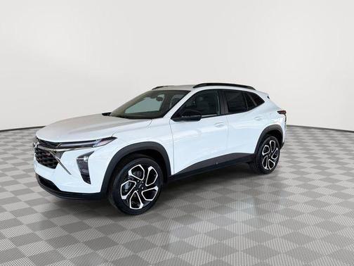 Summit White 2026 Chevrolet Trax FWD 2RS