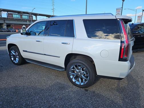 Crystal White Tricoat 2017 Cadillac Escalade Luxury