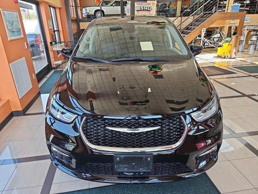 Diamond Black Crystal Pearlcoat 2024 Chrysler Pacifica Touring L