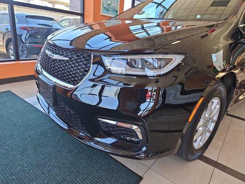 Diamond Black Crystal Pearlcoat 2024 Chrysler Pacifica Touring L