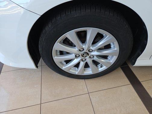 Super White 2018 Toyota Camry LE