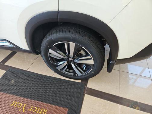 Pearl White Tricoat 2021 Nissan Rogue SL