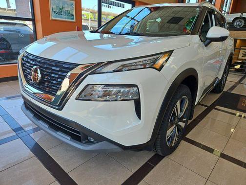 Pearl White Tricoat 2021 Nissan Rogue SL