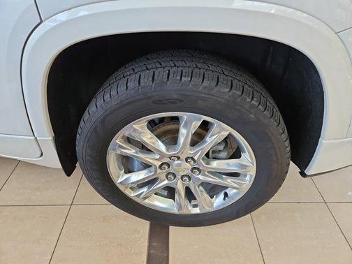 Iridescent Pearl Tricoat 2021 Chevrolet Traverse High Country