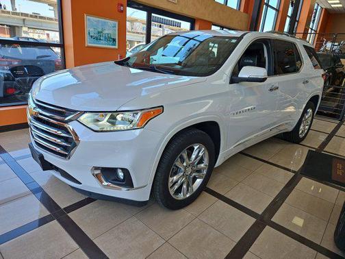 Iridescent Pearl Tricoat 2021 Chevrolet Traverse High Country