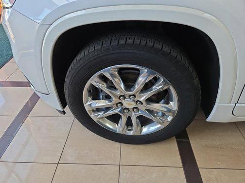 Iridescent Pearl Tricoat 2021 Chevrolet Traverse High Country