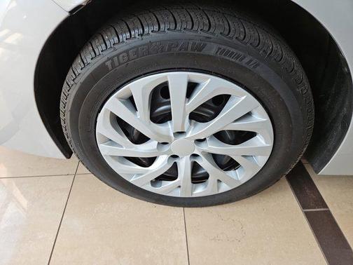 Classic Silver Metallic 2018 Toyota Corolla LE