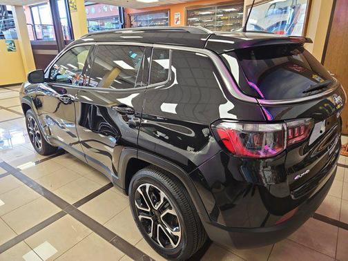 Diamond Black Crystal Pearlcoat 2022 Jeep Compass Limited