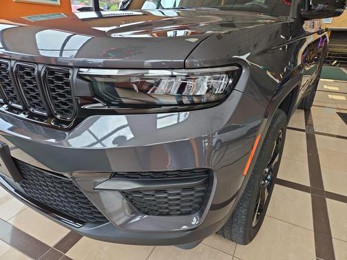 Baltic Gray Metallic Clearcoat 2023 Jeep Grand Cherokee Altitude
