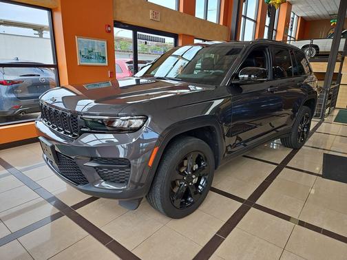 Baltic Gray Metallic Clearcoat 2023 Jeep Grand Cherokee Altitude