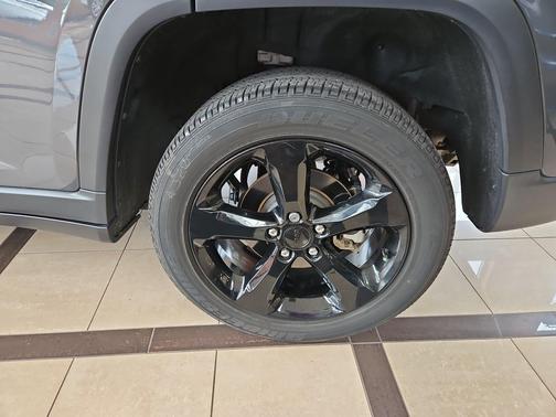Baltic Gray Metallic Clearcoat 2023 Jeep Grand Cherokee Altitude